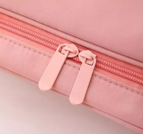 Jolie trousse de toilette femme rose - À vos trousses